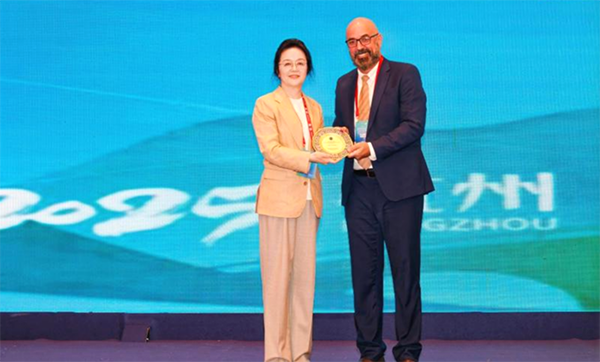 Professor Qin Chuan wins inaugural ICLAS-AFLAS Outstanding Achievement ...